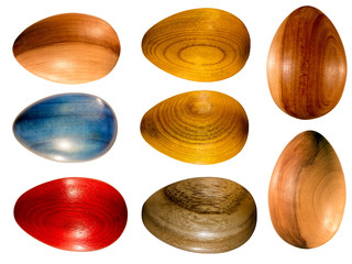 Ostereier aus holz  freigestellt auf weiß