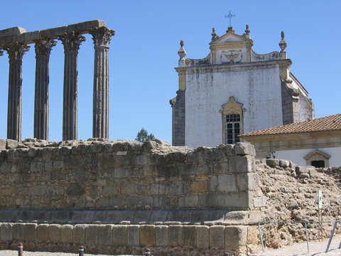 Tempio romano di fronte ad una chiesa ad Evora nell'Alentejo in Portogallo.
