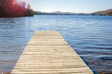 Obraz premium Wooden Jetty on a Beautiful Mountain Lake in Autumn.