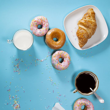 ideal breakfast for the proper energy for the full day. Fresh coffee with milks and donuts . Hipster pictures. Top view