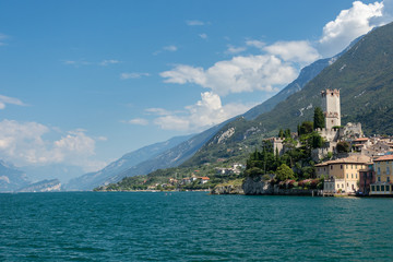 Fototapeta premium Malcesine z Zamkiem Scaliger - Jezioro Garda Włochy