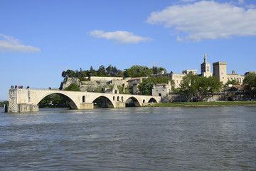 Obraz premium Pont d’Avignon sur le Rhône et palais des Papes à Avignon, Vaucluse, France - Avignon bridge on Rhône river and Popes’ palace in Provence, France