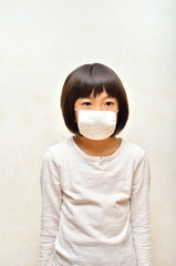 マスクをする女の子
