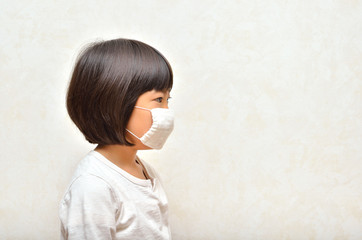 マスクをする女の子