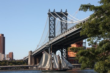Schiff unter der Manhattan Bridge