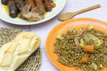 guiso de lentejas con vegetales y productos del cerdo