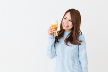 ビールを飲む女性