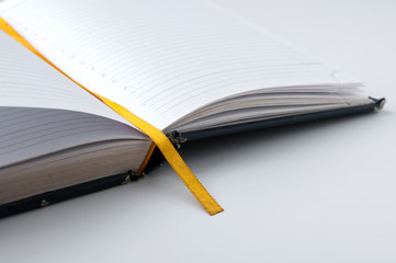Naklejka premium Blank open notebook with a yellow tab
