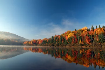 Abwaschbare Fototapete Kanada Herbstwald spiegelt sich im Wasser. Bunter Herbstmorgen in den Bergen. Bunter Herbstmorgen im Bergsee. Bunte Herbstlandschaft. Herbst in Kanada.