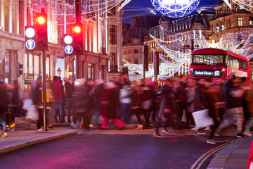 Naklejka premium Shopping at Oxford street, London, Christmas day