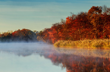 Obrazy na Szkle  Jesienny poranek mglisty. Świt nad mglistą spokojną rzeką