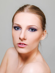 Obraz premium Attractive blonde topless woman with dark eye make up