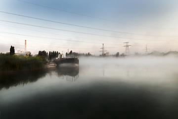 Fototapeta na wymiar Dawn foggy morning on the lake.