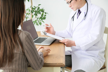 診察する医師と患者
