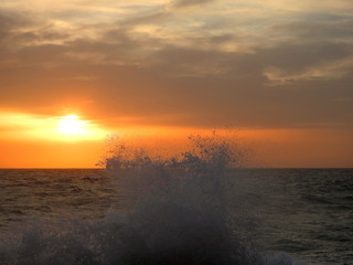 Fototapeta na wymiar Mare in tempesta al tramonto 