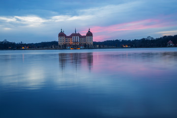 Obraz premium Abenddämmerung bei Schloss Moritzburg