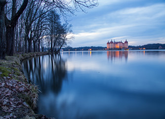 Fototapeta premium Schloss Moritzburg zur blaue Stunde