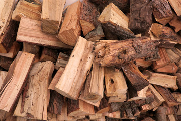 乱雑に積まれた薪