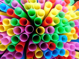 Viele bunte Strohhalme von oben fotografiert