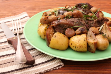 Beef roasted with potatoes, chestnuts, apples