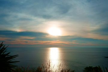 Fototapeta na wymiar Beautiful Tropical Sunset Scene in the Sea. Phuket Lam Phromthep. Sun and Cloud Background.