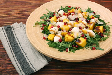 Salad with arugula, mango, cheese and pomegranate