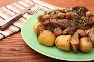 Beef roasted with potatoes, chestnuts, apples