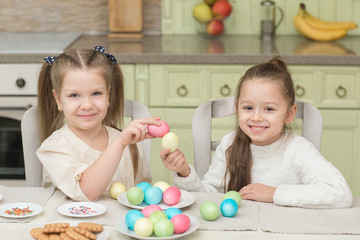 Obraz na płótnie Canvas Cute smiling kids holding painted easter eggs