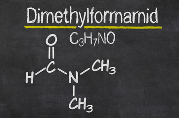 Schiefertafel mit der chemischen Formel von Dimethylformamid