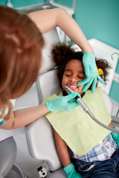 Dental polish teeth to young patient