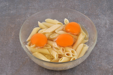 Saladier de pâtes aux œufs 