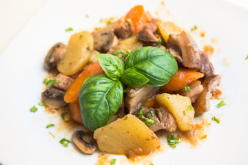 Stufato di carne di suino, funghi,patate e carote