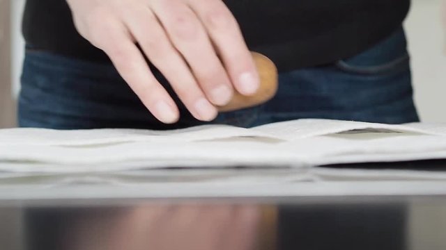 Mann sch&auml;lt frische Kartoffeln