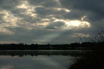 Fototapeta na wymiar sunbeam on the lake