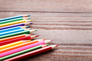 Obraz premium Drawing colourful pencils on brown wooden table