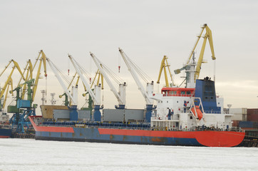 Work at the seaport.