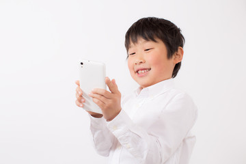 スマートフォンで遊ぶ子供