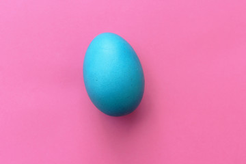 Fototapeta na wymiar Easter egg on pink background