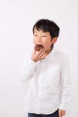 エクレアを食べる少年