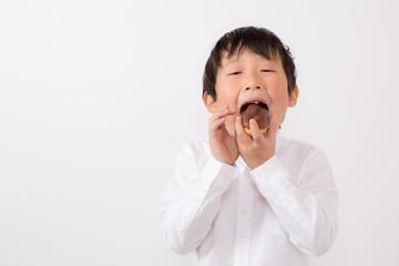 エクレアを食べる子供