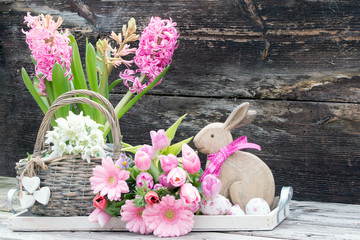 Osterkarte mit Osterhase-Schneeglöckchen-Ostereier-Hyazinthe und Frühlingsstrauß rustikal vor...