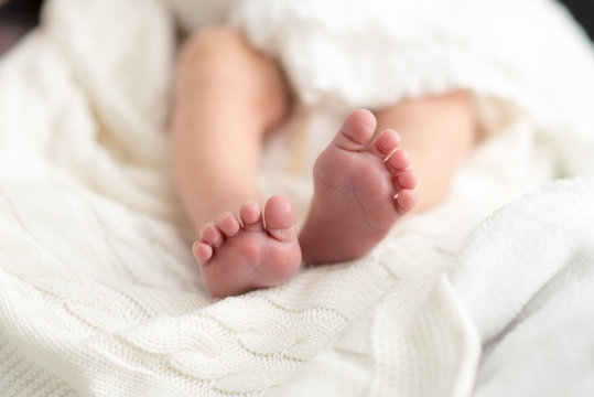 Zerbrechliche Füße neugeborenes Baby Säugling in Kinderstube