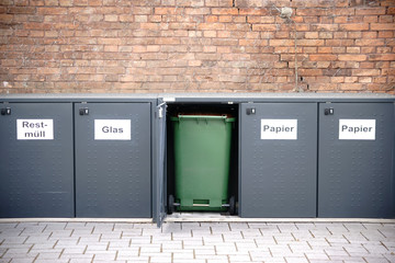 Private Abfallcontainer  / In einer Reihe angeordnete Mülltonnen stehen in verschließbaren...