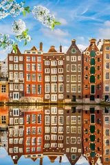 Zelfklevend Fotobehang Traditionele oude gebouwen in Amsterdam in de lente, Nederland © sborisov