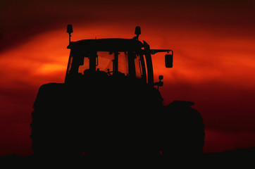 TRACTOR - Modern agricultural machine on the field © Wojciech Wrzesień