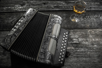 Old accordion with wine - obrazy, fototapety, plakaty