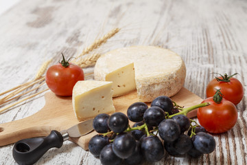 Formaggio su tagliere