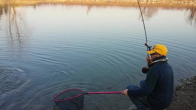 pescatore con trota 