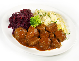 Gulasch mit Nudeln und Rotkohl