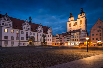 Marktplatz und Stadtkirche St Marien in Wittenberg am Abend, Sachsen-Anhalt in Deutschland